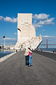 Das Padrao dos Descobrimentos Denkmal zu Ehren der portugiesischen Entdecker in Belem und die Brücke Ponte 25 de Abril über den Fluss Tejo, Lissabon, Portugal