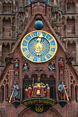 Uhr mit Männleinlaufen Figuren an der Frauenkirche am Hauptmarkt, Nürnberg, Franken, Bayern, Deutschland
