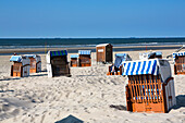 Strandkörbe am Strand, Spiekeroog, Ostfriesische Inseln, Nordsee, Ostfriesland, Niedersachsen, Deutschland, Europa
