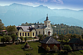 Die Kirche von Magura mit dem Bucegi Gebirge im Hintergrund, Magura, Transylvanien, Rumänien
