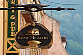 Restaurantschild in der Altstadt, Brasov, Transylvanien, Rumänien