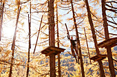 Frau im Hochseilgarten, Vernagt am See, Schnalstal, Südtirol, Italien