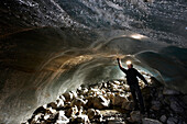 Mann mit Stirnlampe untersucht Eishöhle im Gletscher, Kurzras, Schnalstal, Südtirol, Alto Adige, Italien