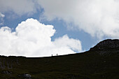 Wanderer auf Karwendel Bergkamm im Gegenlicht, Mittenwald, Bayern, Deutschland