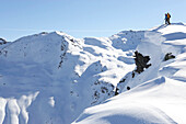 Zwei Skifahrer stehen auf Wechte, Davos, Graubünden, Schweiz