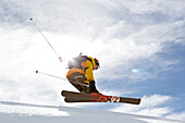 Skifahrer im Sprung, Davos, Graubünden, Schweiz