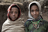 Zwei Mädchen blicken in die Kamera, Sämen-Nationalpark, Äthiopien