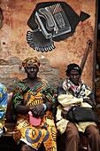 Personen sitzen vor einem Telefonladen, Yanfolila, Sikasso, Mali