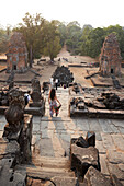 Besucher besichtigen Bakong Tempel am Abend, Roluos-Gruppe, Siem Reap, Kambodscha