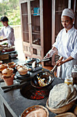 Köche kochen in offener Küche des Resorts Six Senses, Dat Doc Beach, Con Dao, Nationalpark Con Dao, Ba Ria-Vung Tau Provinz, Vietnam