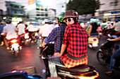Rollerfahrer am Abend im Zentrum, Ho-Chi-Minh Stadt, Vietnam