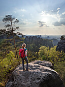 Junge Frau genießt Aussicht, Nationalpark Sächsische Schweiz, Sachsen, Deutschland