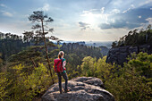 Junge Frau genießt Aussicht, Nationalpark Sächsische Schweiz, Sachsen, Deutschland