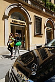 Zwei Frauen beim Schaufensterbummel, Via Montenapoleon, Goldenes Dreieck, Mailand, Lombardei, Italien