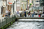 Bar und Menschen auf einer Brücke, Fischerau, Freiburg im Breisgau, Schwarzwald, Baden-Würtemberg, Deutschland