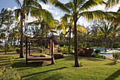 Liegebett im tropischen Garten des Mövenpick Resort und Spa Mauritius Hotel, Bel Ombre, Savanne District, Mauritius, Indischer Ozean