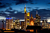 Skyline von Frankfurt mit Wolkenkratzer bei Nacht, Frankfurt am Main, Hessen, Deutschland