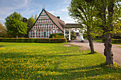 Prunkpforte (magnificent gate) in front of a half-timbered house with thatched roof, near Neuenfelde, Altes Land, Lower Saxony, Germany