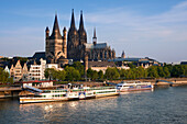 Schaufelraddampfer Goethe am Rheinufer vor Dom und Groß-Sankt-Martin, Köln, Rhein, Nordrhein-Westfalen, Deutschland