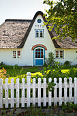 Frisian house with thatched roof, Sueddorf, Amrum island, North Sea, North Friesland, Schleswig-Holstein, Germany