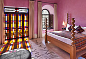 Bett in Zimmer 20, El Fenn, Marrakesch, Marokko