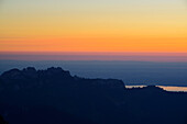 Blick vom Geigelstein auf Kampenwand und Chiemsee, Chiemgauer Alpen, Chiemgau, Oberbayern, Bayern, Deutschland