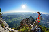 Wanderin blickt auf Talkessel von Salzburg, Salzkammergut im Hintergrund, Hochstaufen, Chiemgauer Alpen, Chiemgau, Oberbayern, Bayern, Deutschland