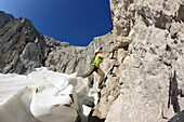 Frau steigt vom Gletscher Höllentalferner in den Klettersteig zur Zugspitze ein, Höllental, Wettersteingebirge, Oberbayern, Bayern, Deutschland