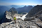 Frau steigt über Klettersteig zur Zugspitze auf, Höllentalferner im Hintergrund, Höllental, Wettersteingebirge, Oberbayern, Bayern, Deutschland