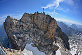 Personen stehen am Gipfel der Zugspitze, Wettersteingebirge, Oberbayern, Bayern, Deutschland
