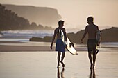 Zwei junge Surfer am Strand von Cotillo auf Fuerteventura, Spanien