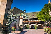 15th century Koifhus and Schwendi fountain on the Place de l´Ancienne Douane in Colmar, Alsace, France, Europe
