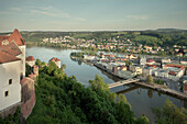 Blick von Veste Oberhaus auf Altstadt von Passau und Mündung von Donau und Inn, Passau, Niederbayern, Bayern, Deutschland