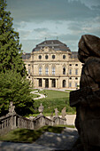 Stein Skulptur blickt auf Residenz, Barock Stil, Würzburg, Franken, Bayern, Deutschland, UNESCO