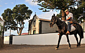 Bauer auf Pferd in Dorf im Norden, Insel Graciosa, Azoren, Portugal