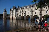 Family Of Cyclists In Front Of The Chateau Of Chenonceaux On The Cher River, 'Loire A Velo' Cycling Itinerary, Indre-Et-Loire (37), France