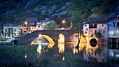 Steinbrücke Stari Most in der Dämmerung, Rijeka Crnojevica, Skutari See National Park, Montenegro, Balkan Halbinsel, Europa