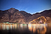 Blick auf Altstadt und Befestigungsanlage von Kotor bei Nacht, Adria Mittelmeerküste, Montenegro, Balkan Halbinsel, Europa, UNESCO