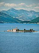 Blick auf Sankt Mark Insel mit Kirche, Lustica Halbinsel, Bucht von Kotor, Adria Mittelmeerküste, Montenegro, Balkan Halbinsel, Europa