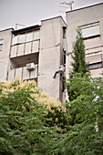 Mann hängt an Seil an Haus Fassade, Hauptstadt Podgorica, Montenegro, Balkan Halbinsel, Europa