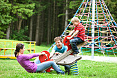 Familie auf einem Spielplatz, Steiermark, Österreich