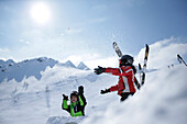 Zwei Kinder werfen Schnee, Skigebiet Ladurns, Gossensass, Südtirol, Italien