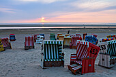 Strandkörbe am Strand bei Sonnenuntergang, Wolkenstimmung, Langeoog, Ostfriesische Inseln, Nordsee, Ostfriesland, Niedersachsen, Deutschland, Europa