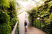 Mutter und Sohn in einem tropischen Gewächshaus, Singapore Botanic Gardens, Singapur