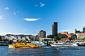 Blick über Elbe auf St. Pauli mit Landungsbrücken, Hamburg, Deutschland