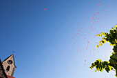 Rote Luftballons steigen zum Himmel auf, Schloss Weiterdingen, Hilzingen, Baden-Württemberg, Deutschland