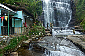 Hindutempel und Wasserfall im Umland von Nuwara Eliya, Hochland, Sri Lanka