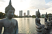 Sitzende Buddhas im Seema Malaka Tempel im Beira Lake, Colombo, Sri Lanka, Südasien