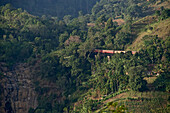 Zug in den Bergen auf Brücke an der Ella Gap, Ella, Hochland, Sri Lanka