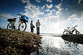 Zwei E-Bikefahrer rasten am Starnberger See, Oberbayern, Bayern, Deutschland